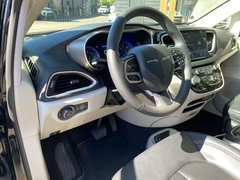 Used 2024 Chrysler Pacifica Touring-L FWD image 2