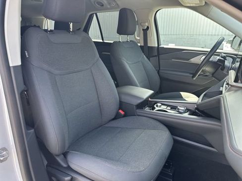 Used 2025 Ford Explorer Active AWD/4WD image 28