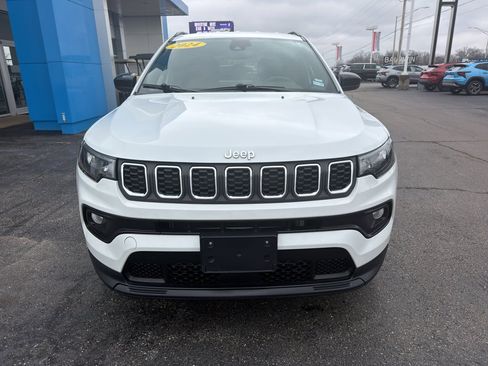 Used 2024 Jeep Compass Latitude image 3