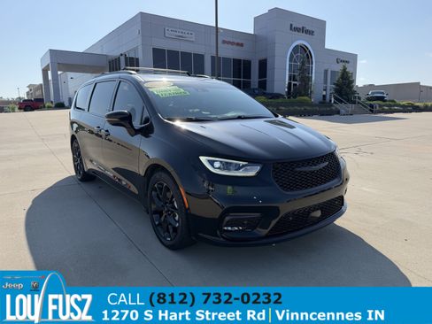 Used 2024 Chrysler Pacifica Limited w/ S Appearance Package FWD image 1