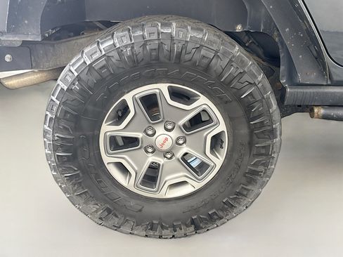 Used 2017 Jeep Wrangler Unlimited Rubicon w/ Dual Top Group image 31