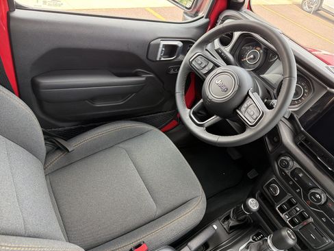 Used 2025 Jeep Wrangler Unlimited Sport AWD/4WD image 9