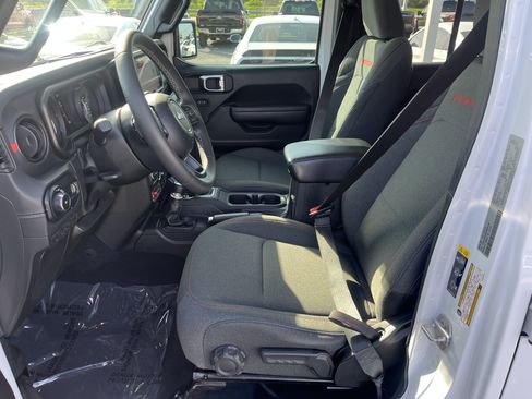 Used 2025 Jeep Wrangler Unlimited Rubicon AWD/4WD image 13