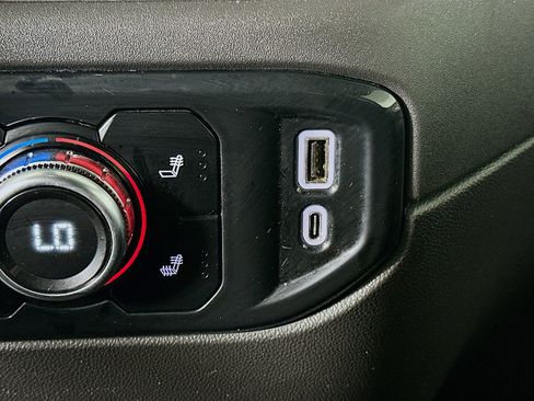 Used 2024 GMC Sierra 1500 Elevation image 25