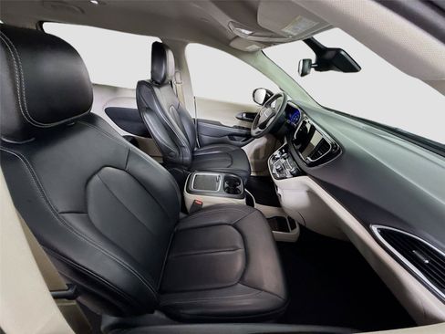 Used 2024 Chrysler Pacifica Touring-L FWD image 21