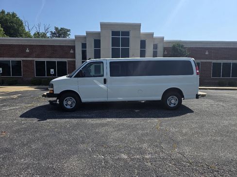 Used 2017 Chevrolet Express 3500 LT w/ LT Preferred Equipment Group RWD image 5
