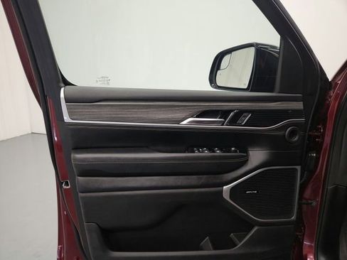 Used 2024 Jeep Wagoneer L Series II w/ Flexible Seating Group AWD/4WD image 32