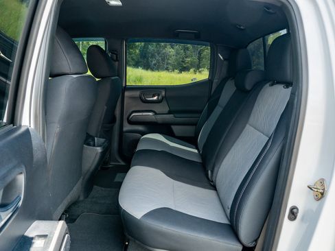 Used 2020 Toyota Tacoma TRD Sport w/ Technology Package AWD/4WD image 14