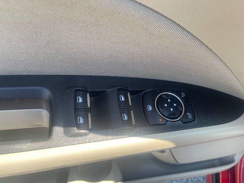 Used 2018 Ford Fusion SE FWD image 13