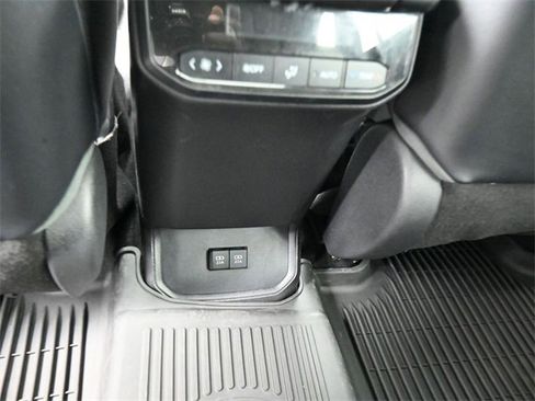 Used 2020 Toyota Highlander XLE image 23