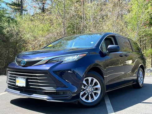Used 2022 Toyota Sienna LE AWD/4WD image 1