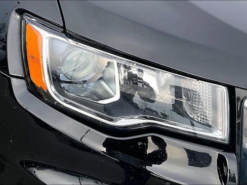 Used 2022 Jeep Grand Cherokee Laredo E image 30