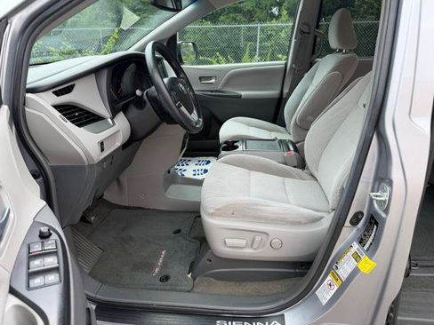 Used 2017 Toyota Sienna LE FWD image 19