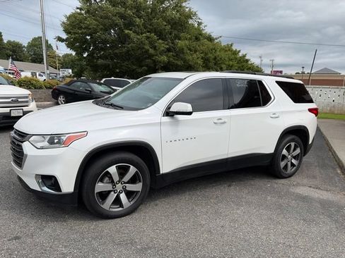 Used 2019 Chevrolet Traverse LT w/ LT Premium Package AWD/4WD image 2
