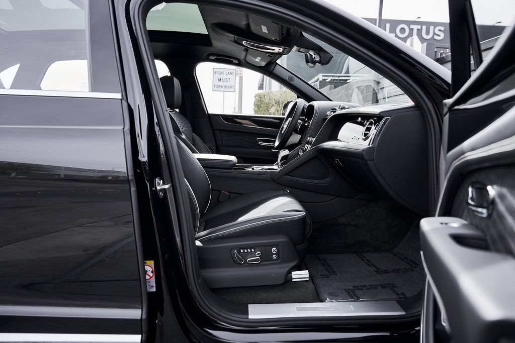 Used 2023 Bentley Bentayga Extended Wheelbase AWD/4WD image 24