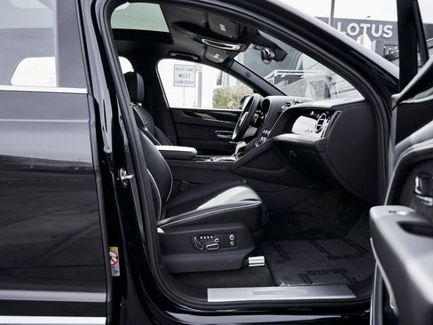 Used 2023 Bentley Bentayga Extended Wheelbase AWD/4WD image 24