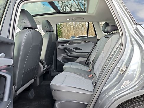 Certified 2025 Volkswagen Tiguan SE w/ Panoramic Sunroof Package image 11