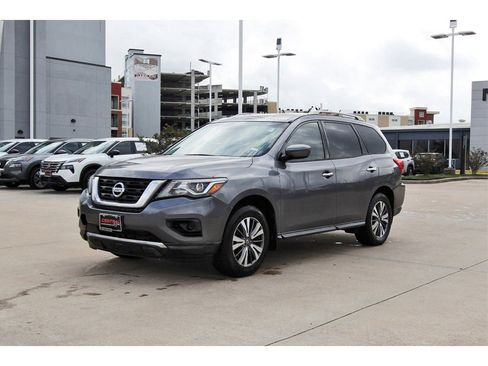 Used 2017 Nissan Pathfinder S image 2