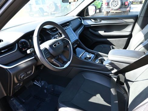 New 2025 Jeep Grand Cherokee Altitude image 10