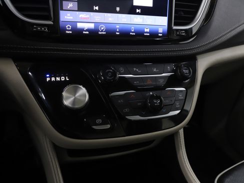 Used 2023 Chrysler Pacifica Limited FWD image 26