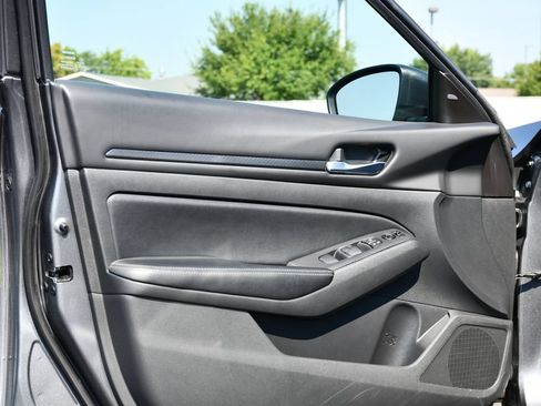 Used 2024 Nissan Altima 2.5 SV FWD image 13