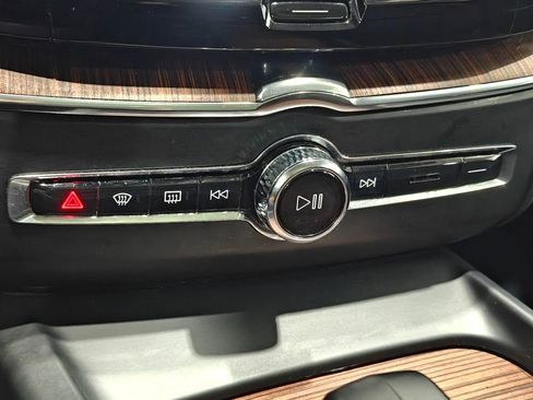 Used 2023 Volvo XC60 B5 Plus image 8