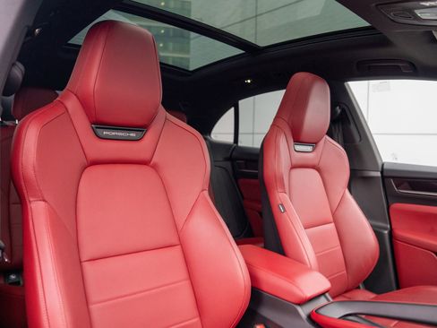 Certified 2025 Porsche Macan Electric image 27