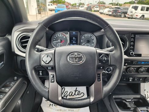Used 2022 Toyota Tacoma TRD Off-Road w/ TRD Premium Off Road Package AWD/4WD image 19