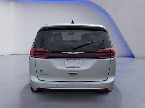 Used 2024 Chrysler Pacifica Touring-L FWD image 8