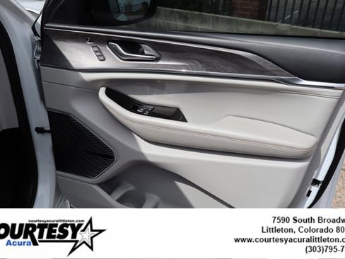 Used 2022 Jeep Grand Cherokee L Overland w/ Luxury Tech Group IV AWD/4WD image 37