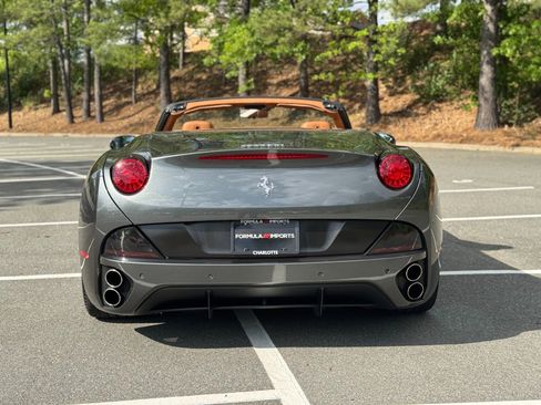 Used 2011 Ferrari California RWD image 10
