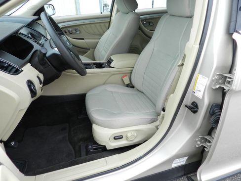 Used 2018 Ford Taurus SE image 2