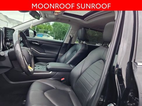 Used 2022 Toyota Highlander XLE AWD/4WD image 6