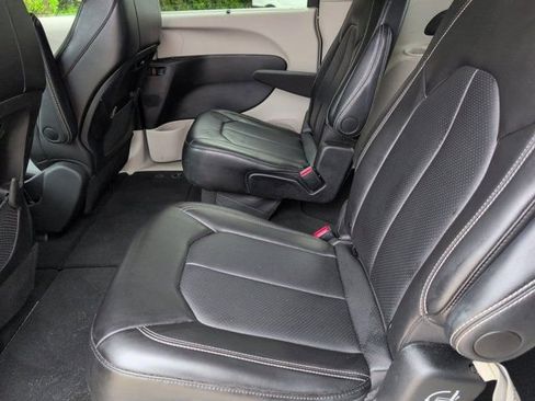 Used 2024 Chrysler Pacifica Touring-L FWD image 27