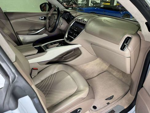 Used 2021 Aston Martin DBX image 19