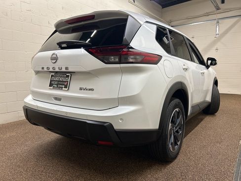 Used 2024 Nissan Rogue SV image 2