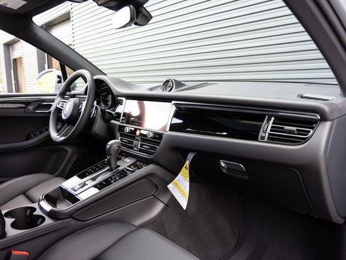 Certified 2026 Porsche Macan AWD/4WD image 35