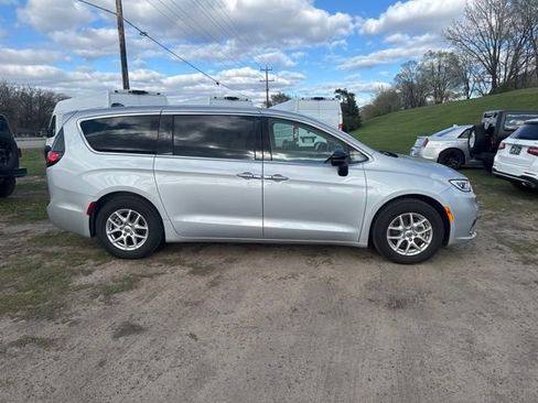 Used 2024 Chrysler Pacifica Touring-L FWD image 11