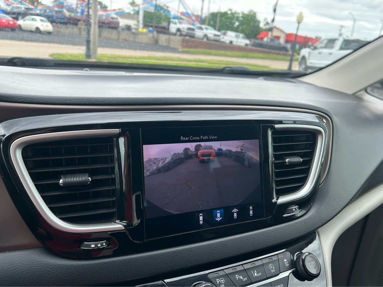 Used 2018 Chrysler Pacifica Touring-L w/ Advanced Safetytec Group FWD image 33