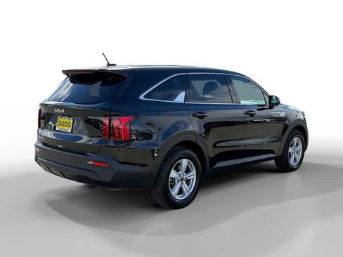 Used 2023 Kia Sorento LX image 5