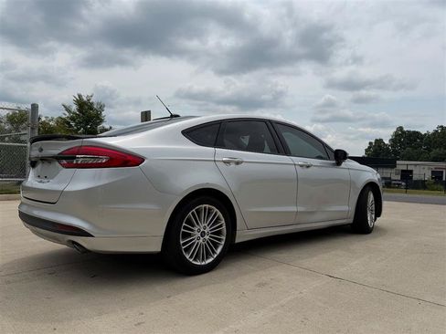 Used 2017 Ford Fusion SE FWD image 7