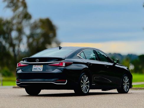 Used 2019 Lexus ES 300h w/ Premium Package image 6