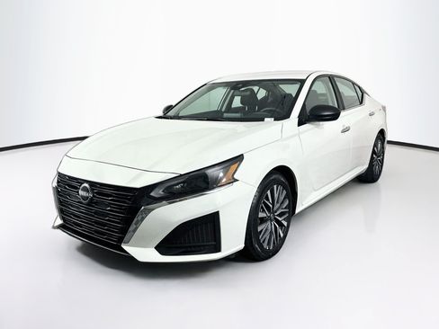 Used 2025 Nissan Altima 2.5 SV FWD image 3