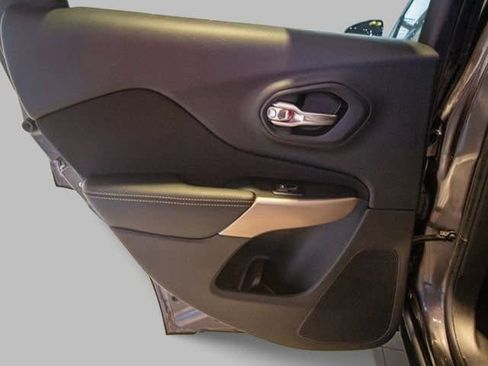 Used 2017 Jeep Cherokee Latitude w/ Cold Weather Group image 12