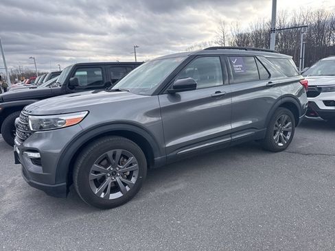 Certified 2022 Ford Explorer XLT w/ Equipment Group 202A image 7