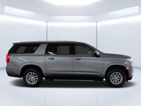 Used 2023 Chevrolet Suburban LT AWD/4WD image 2