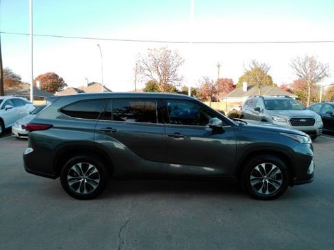 Used 2020 Toyota Highlander XLE image 5