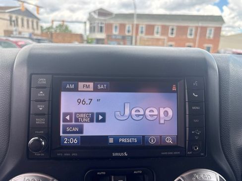 Used 2015 Jeep Wrangler Rubicon w/ Power Convenience Group AWD/4WD image 17