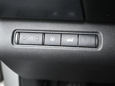 Used 2025 Nissan Pathfinder SL FWD image 17