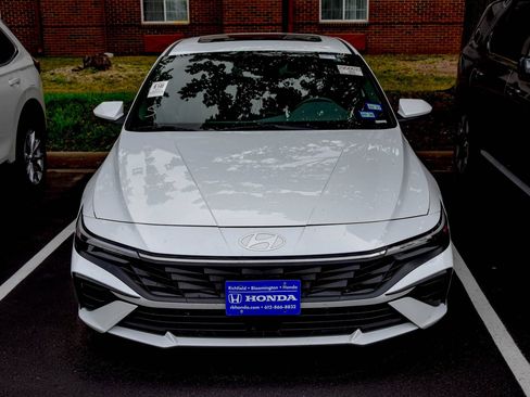 Used 2025 Hyundai Elantra SEL FWD image 14